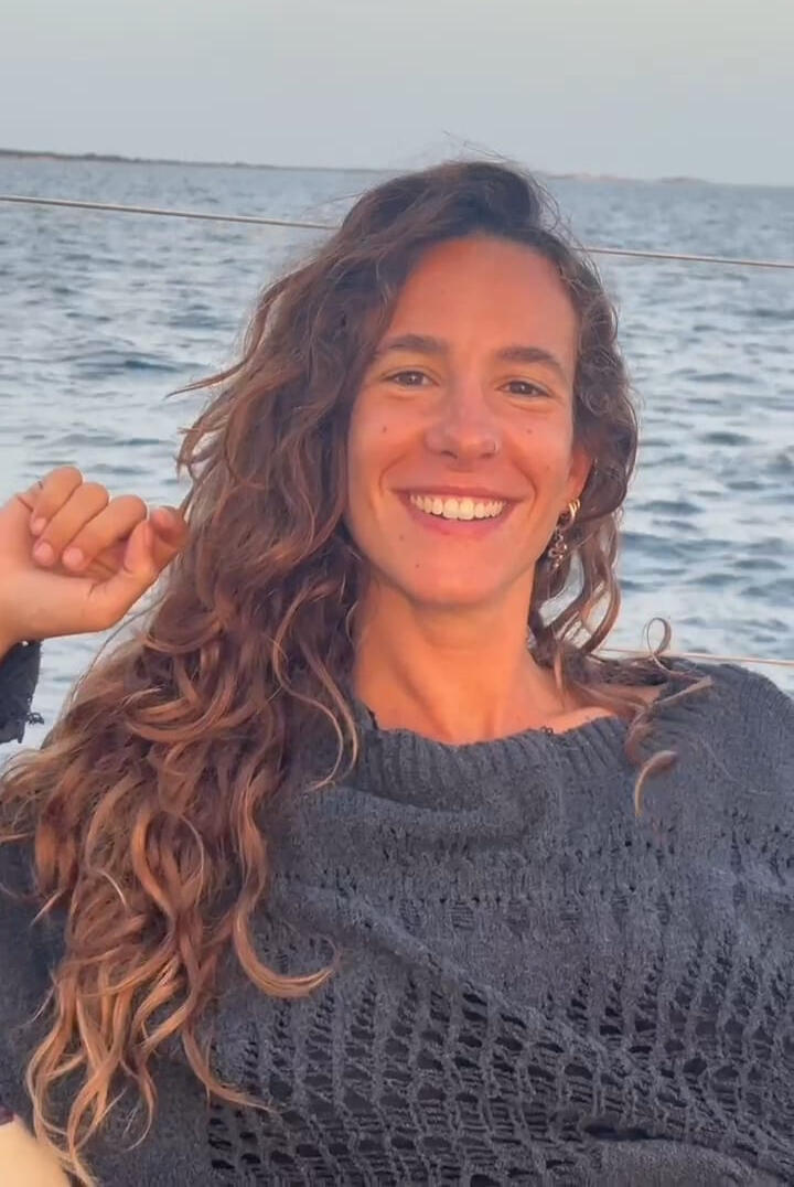 capitana de velero paradise en islas baleares con protección de la posidonia oceánica y concienciación de los ecosistemas marinos mientras hacemos turismo responsable en ibiza y formentera