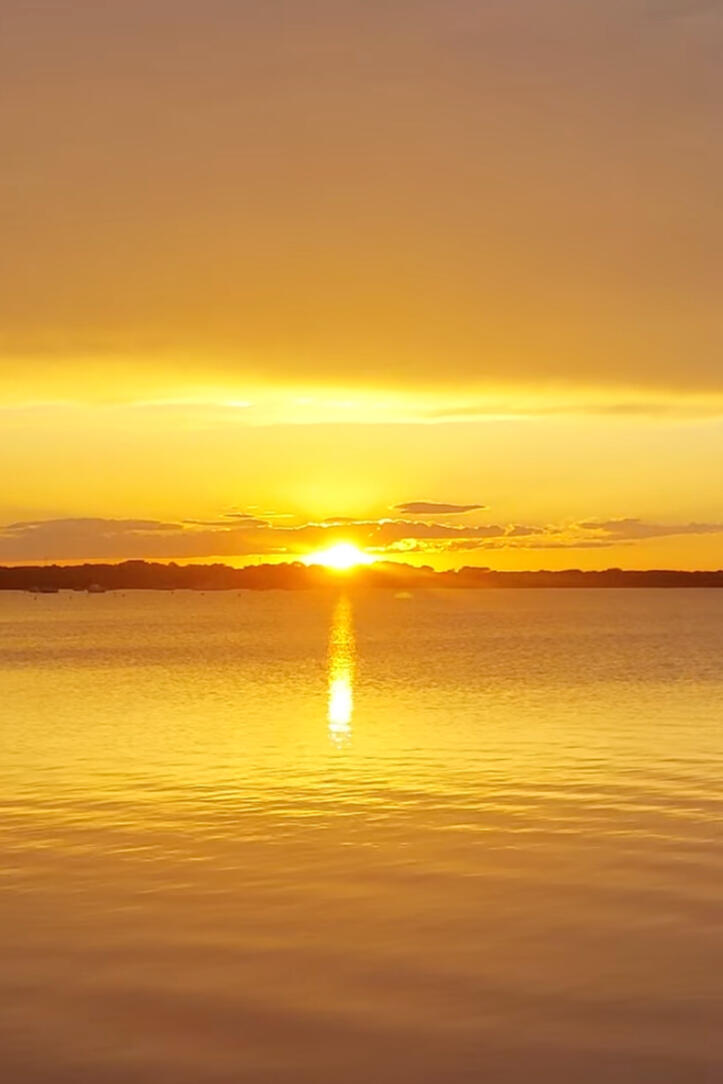 paddle surf en ibiza y formenter a bordo de velero paradise a la puesta de sol de forma consciente y sostenible actividades de yoga, wellness, minfulness y meditación en un velero en las playas de ibiza y formentera mientras navegamos y hacemos turismo local y responsable