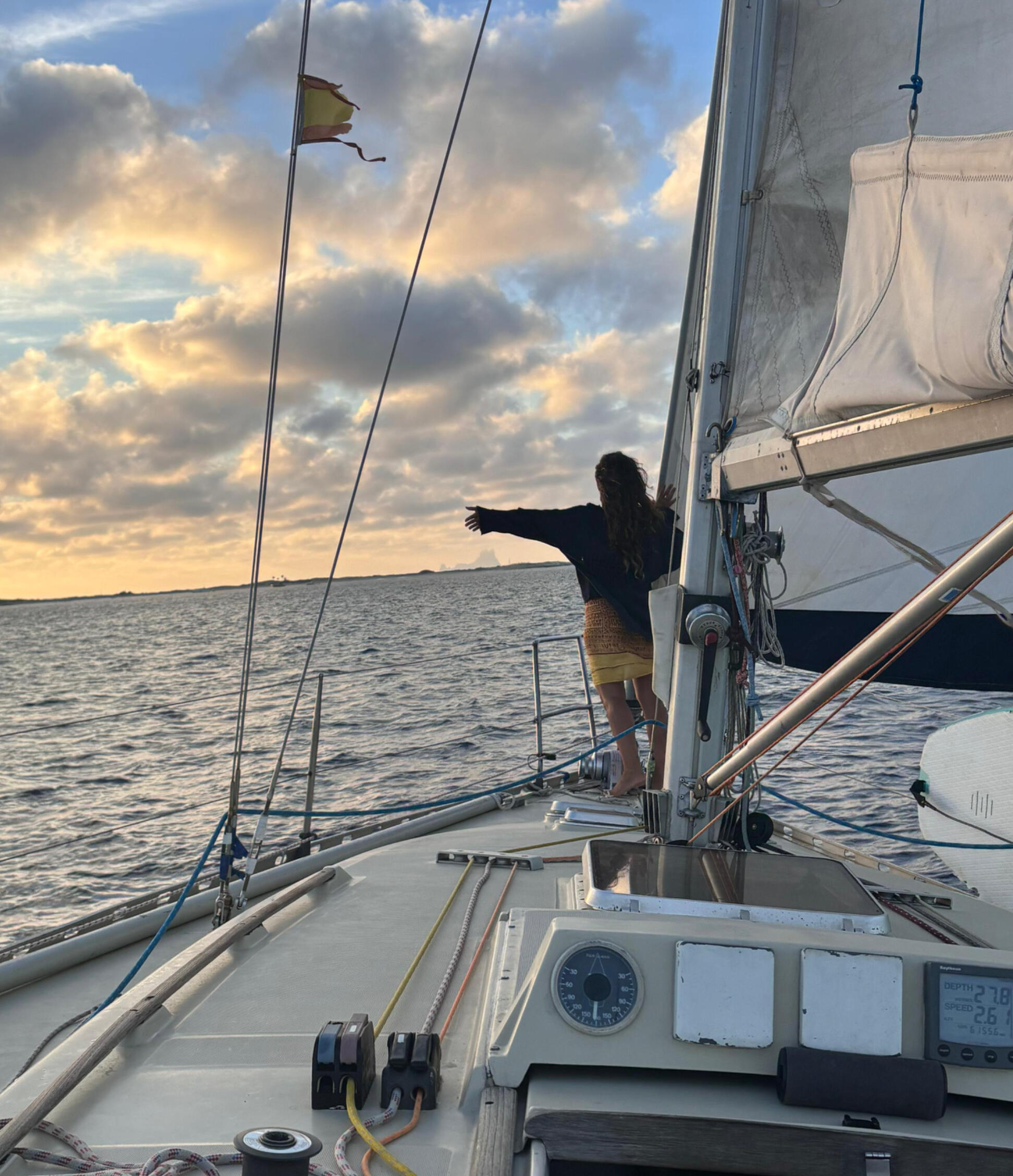 Paseando en el retiro de bienestar náutico en Formentera a bordo del velero Paradise yoga a bordo, sesiones de breathwork, paseos conscientes por la playa de ibiza y formentera en velero sostenible en las islas Baleares